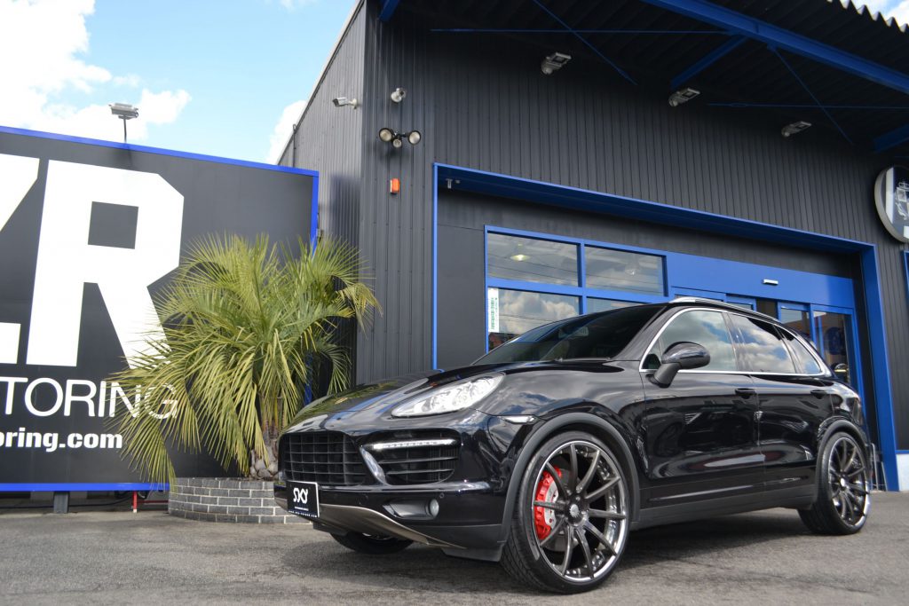 ポルシェ サッカーボール Cayenne 2020 Porsche Cayenne Coupe GTS Rear Center Seat Sport Design